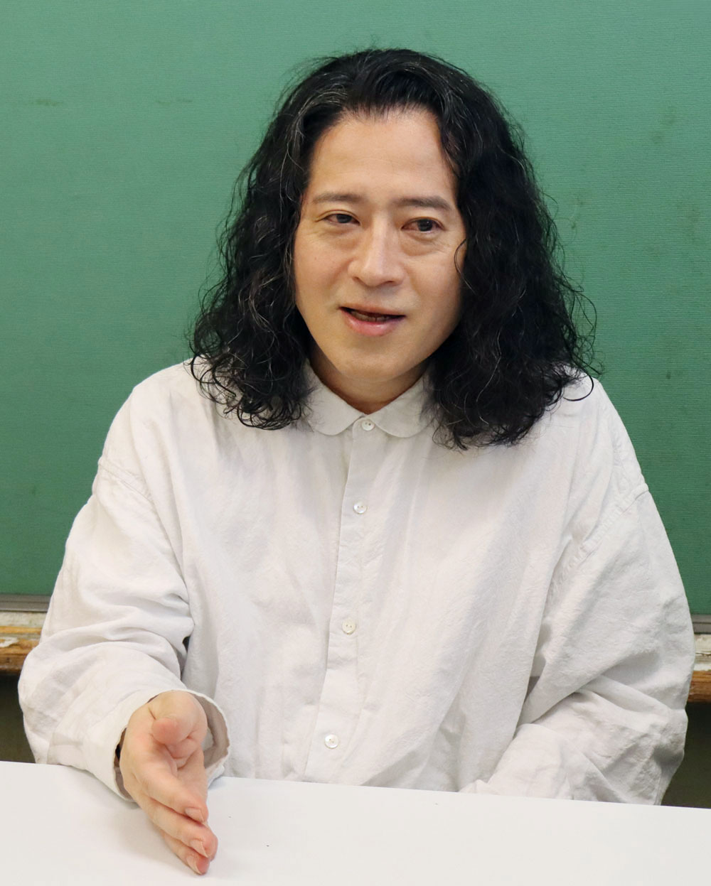 又吉直樹さんのインタビューの様子